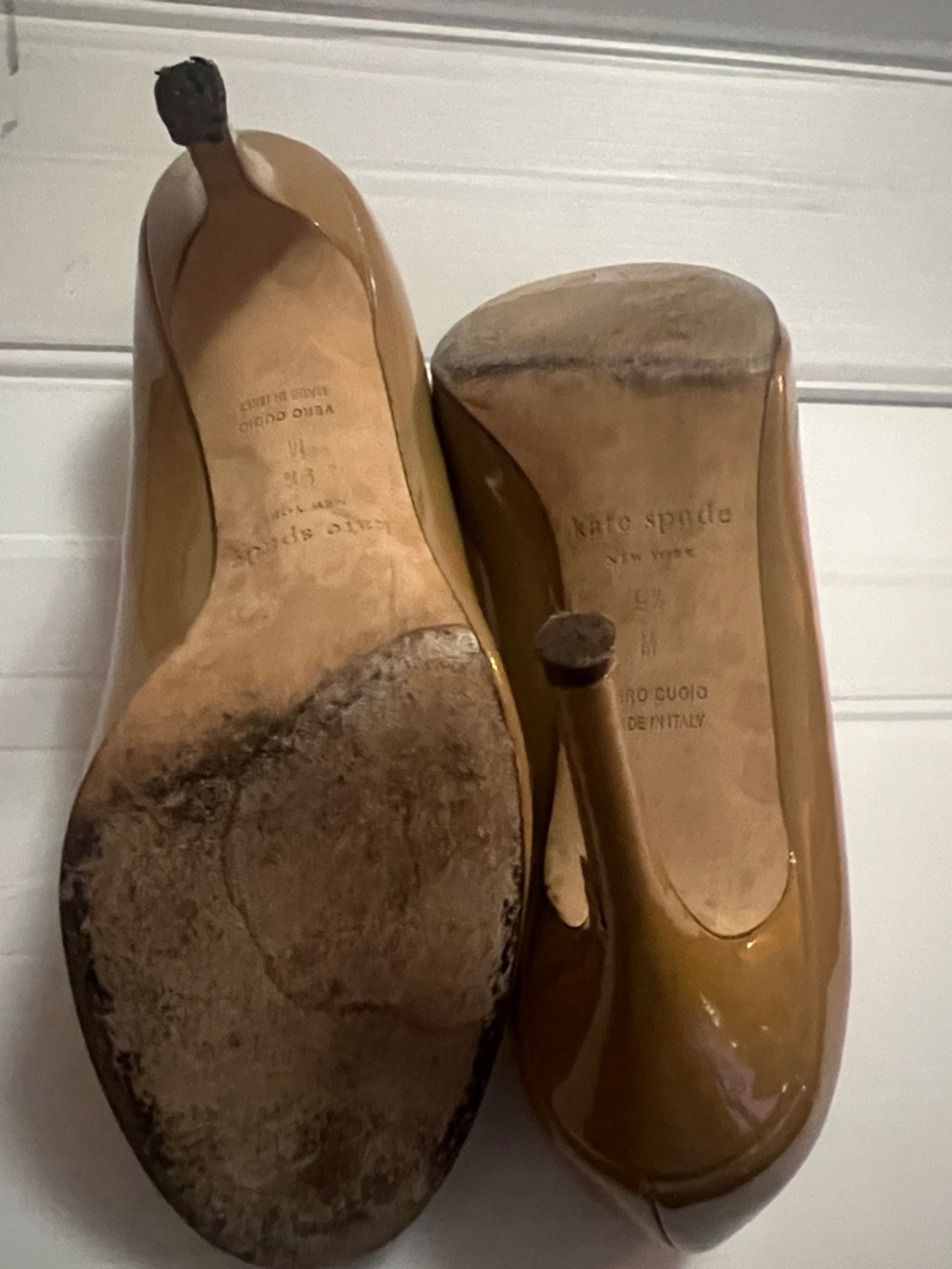 KATE SPADE OLIVE PATENT ROUND TOE LEATHER PUMPS SIZE 9 1/2 - Picture 7 of 9